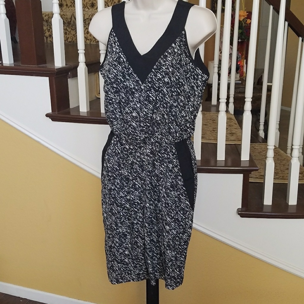 Luxology sleeveless vneck shirts romper sz 4